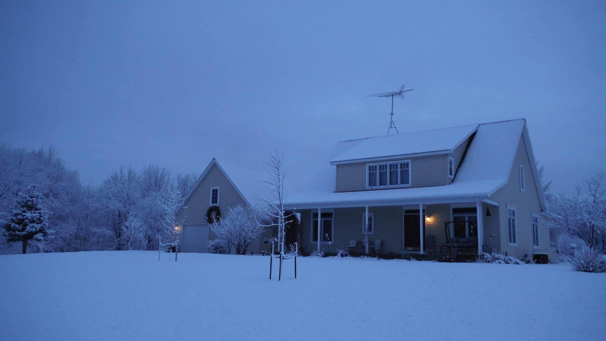 Sweetfern Inn (Adults Only) Clare Екстериор снимка